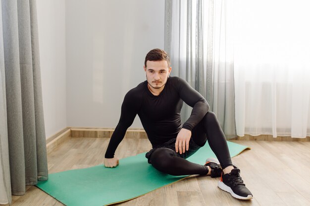 Joven haciendo ejercicios deportivos en casa