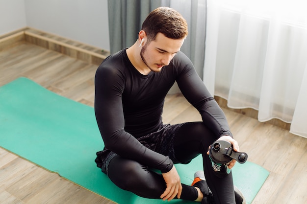 Joven haciendo ejercicios deportivos en casa