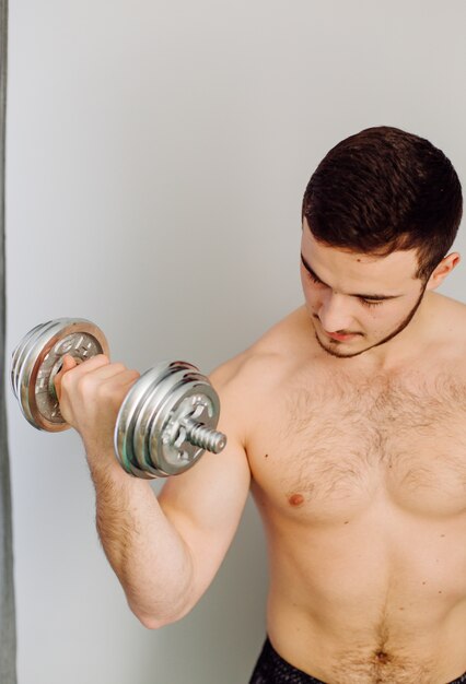 Joven haciendo ejercicios deportivos en casa