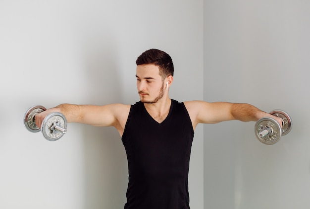 Foto gratuita joven haciendo ejercicios deportivos en casa