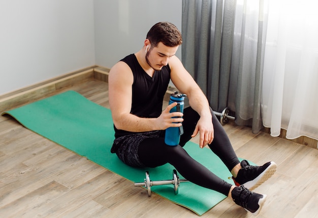 Joven haciendo ejercicios deportivos en casa