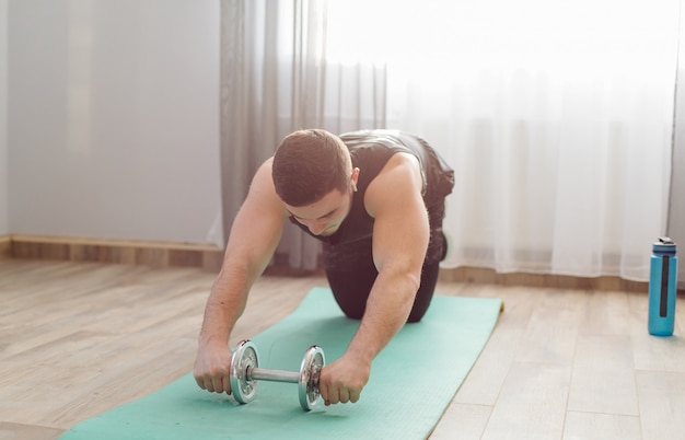 Joven haciendo ejercicios deportivos en casa