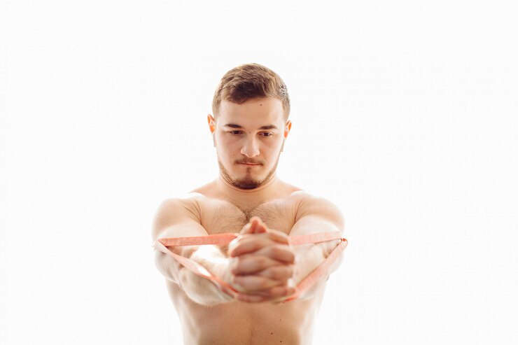 Foto gratuito joven haciendo ejercicios deportivos en casa
