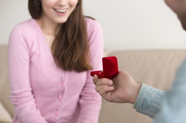 Joven haciendo propuesta de matrimonio a la novia