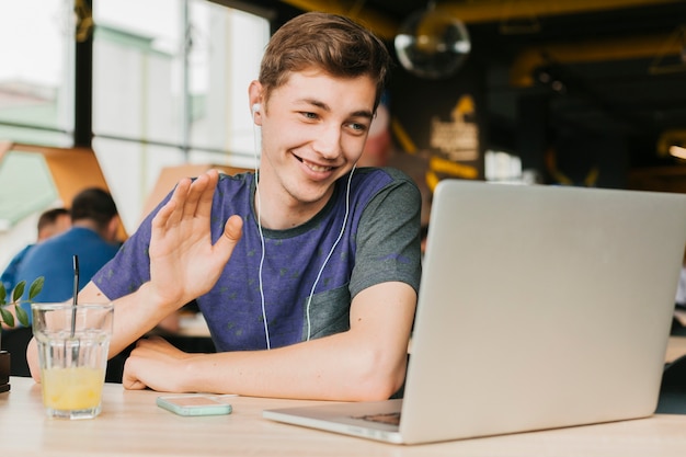 Joven haciendo videollamada en la computadora portátil