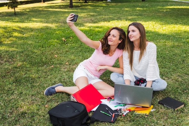 Foto gratuita joven, hembra, estudiantes, tomar, selfie