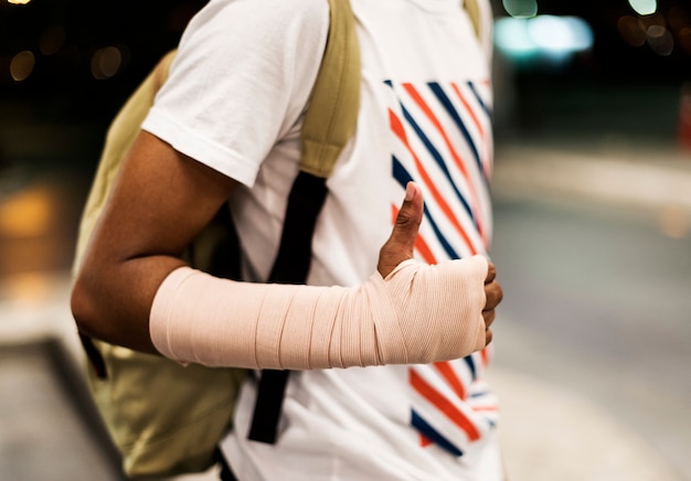 Joven herido con brazo de apoyo