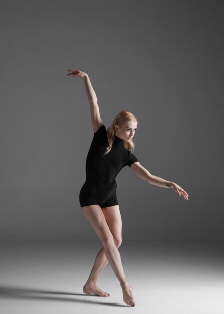 Joven hermosa bailarina de estilo moderno posando