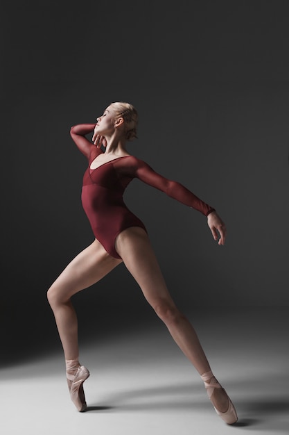 Joven hermosa bailarina de estilo moderno posando