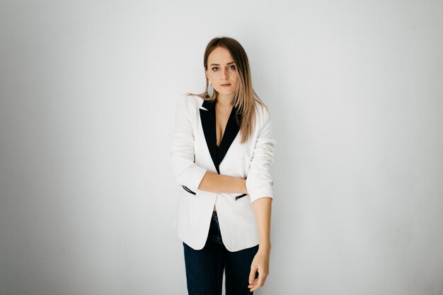 Joven hermosa chica en estudio, retrato de moda