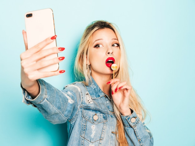 Joven hermosa chica mala inconformista en jeans de moda ropa de verano y aretes en la nariz