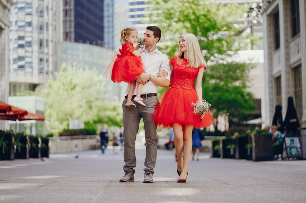 joven hermosa familia caminando por la ciudad con su hija