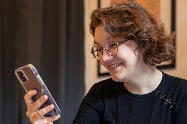 Foto gratuito una joven hermosa y feliz con un concepto de emoción telefónica