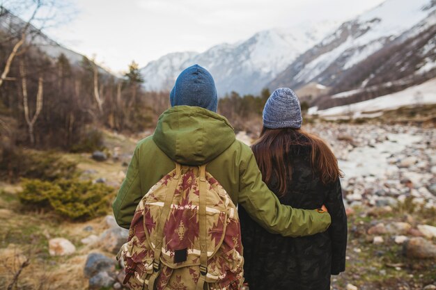 Joven hermosa hipster hombre y mujer enamorados viajando juntos en la naturaleza salvaje