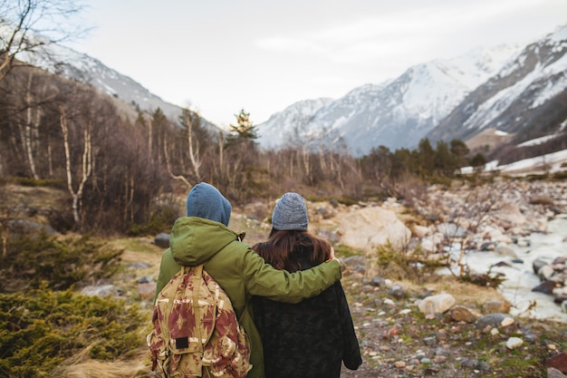 Joven hermosa hipster hombre y mujer enamorados viajando juntos en la naturaleza salvaje