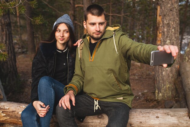 Joven hermosa hipster hombre y mujer enamorados viajando juntos en la naturaleza salvaje