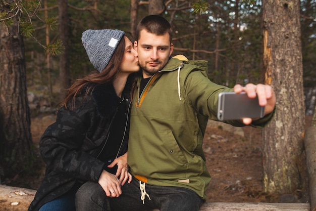 Joven hermosa hipster hombre y mujer enamorados viajando juntos en la naturaleza salvaje