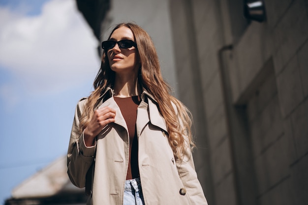 Joven hermosa mujer caminando en la ciudad