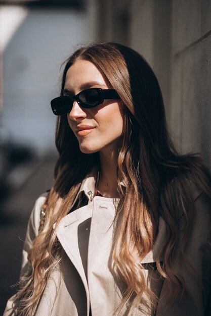 Joven hermosa mujer caminando en la ciudad