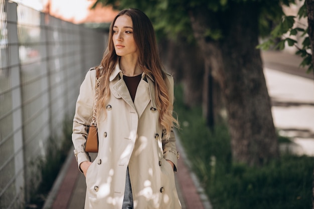 Joven hermosa mujer caminando en un parque