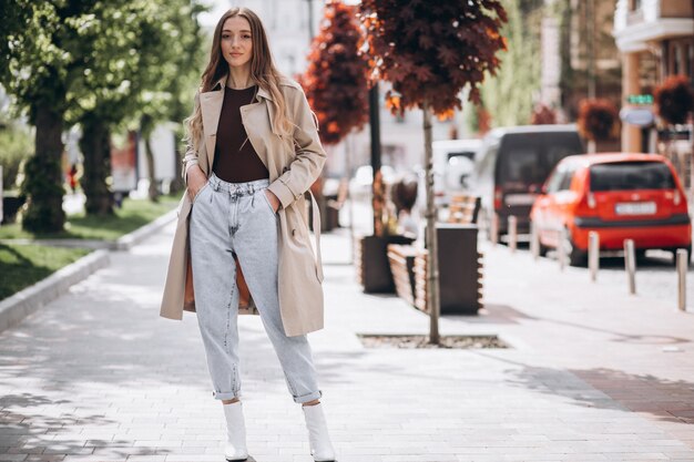 Joven hermosa mujer caminando en un parque