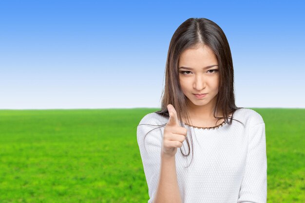 Joven hermosa mujer caucásica feliz apuntando a ti