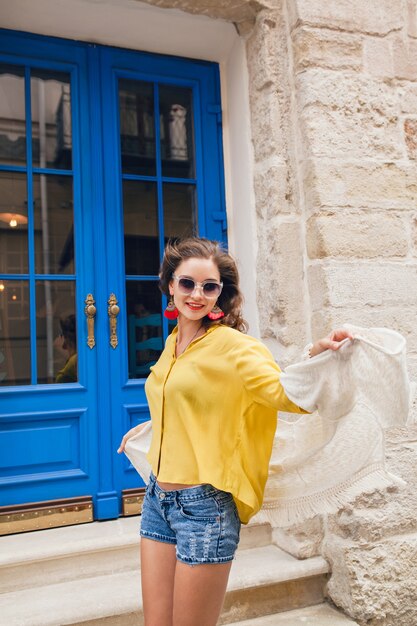 Joven hermosa mujer elegante caminando en la calle de la ciudad vieja