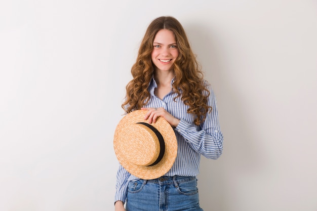 Joven hermosa mujer elegante en traje de estilo de verano con pelo rubio rizado