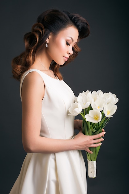 Joven hermosa mujer elegante en vestido de novia