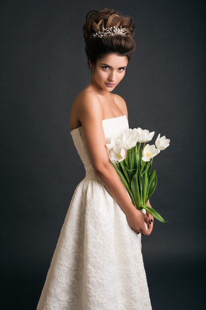 Joven hermosa mujer elegante en vestido de novia