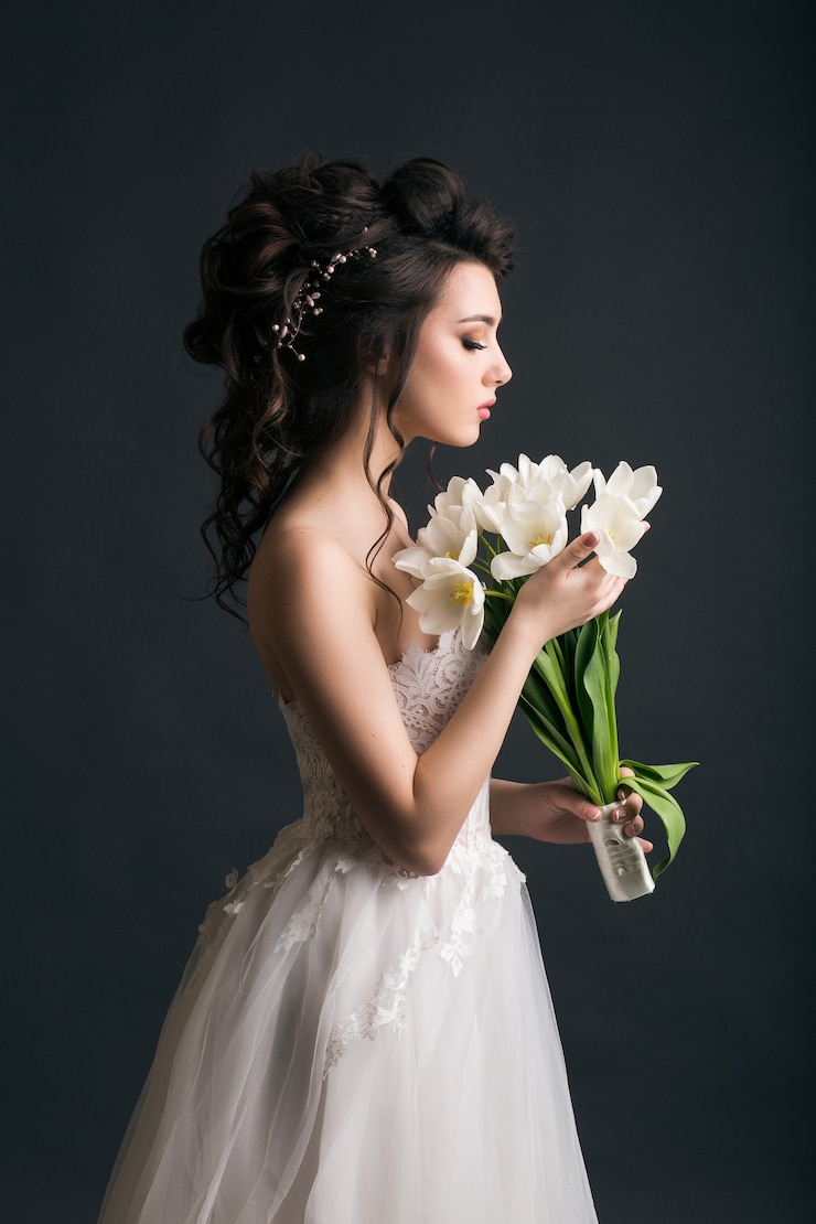 Foto gratuito joven hermosa mujer elegante en vestido de novia