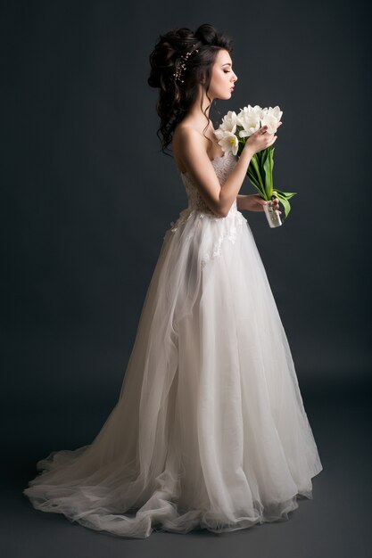 Joven hermosa mujer elegante en vestido de novia