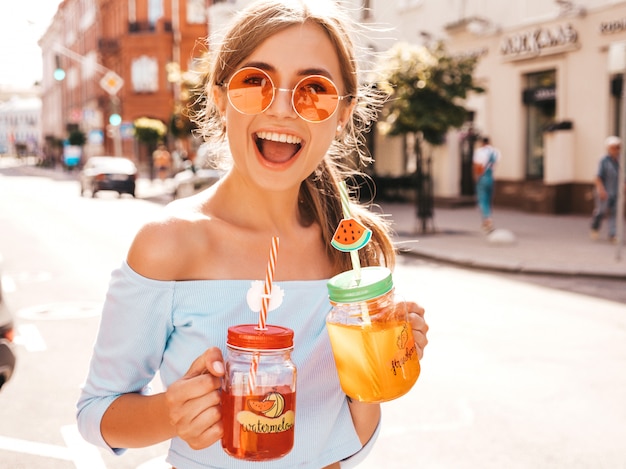 Joven hermosa mujer hipster sonriente en gafas de sol.