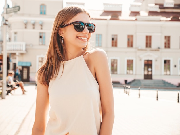 Dos joven hermosa mujer hipster sonriente en ropa de verano de