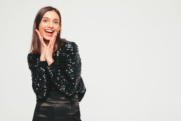 Joven hermosa mujer morena sonriente en ropa de fiesta de noche negra de moda agradable