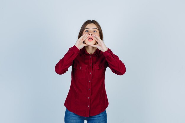 Joven hermosa mujer mostrando gesto bla bla en camisa y mirando triste