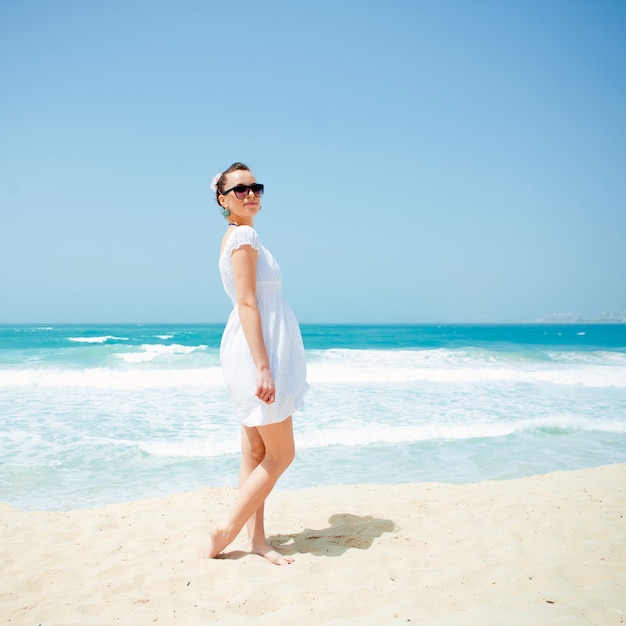 Joven hermosa mujer posando en la playa