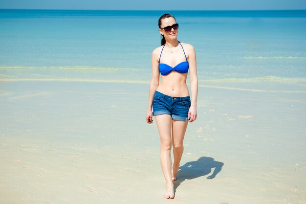 Joven hermosa mujer posando en la playa