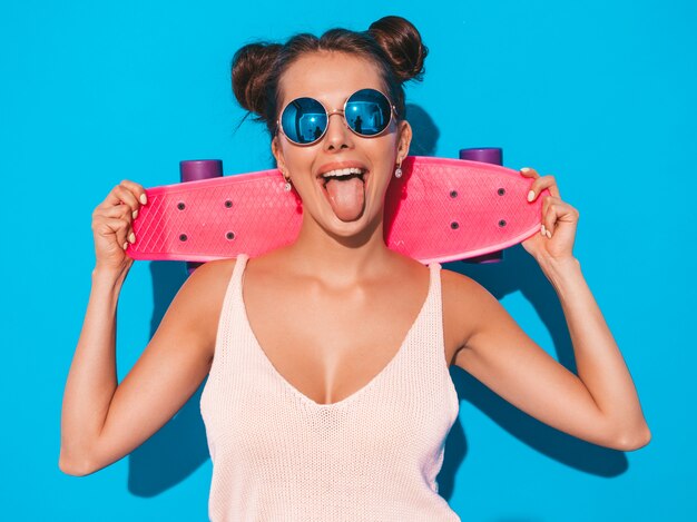 Joven hermosa mujer sexy hipster sonriente en gafas de sol.