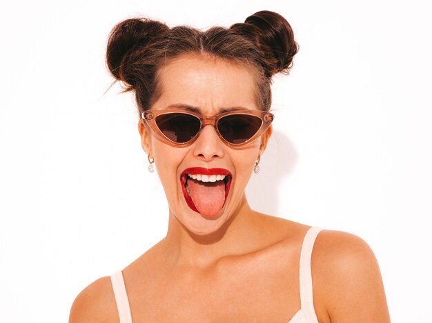 Joven hermosa mujer sexy hipster sonriente con labios rojos en gafas de sol. Chica de moda en traje de baño de verano.