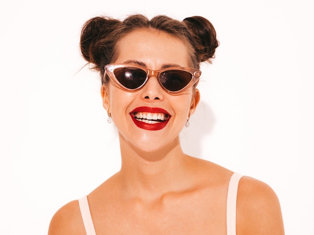 Joven hermosa mujer sexy hipster sonriente con labios rojos en gafas de sol.