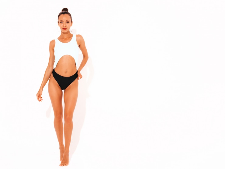 Foto gratuito joven hermosa mujer sexy sonriente. chica de moda en ropa de baño de verano. hembra positiva volviéndose loca. modelo divertido aislado