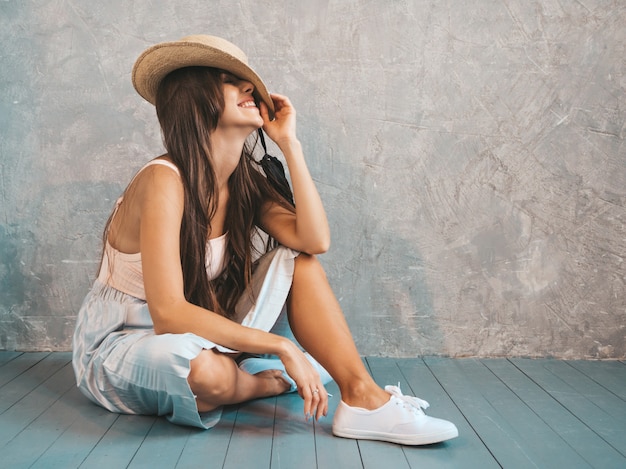 Joven hermosa mujer sonriente. Chica de moda en ropa casual de verano camiseta y falda.