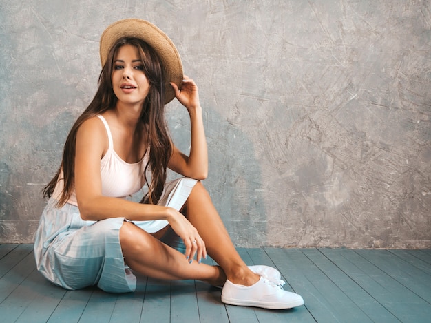 Joven hermosa mujer sonriente mirando. Chica de moda en ropa casual de verano.