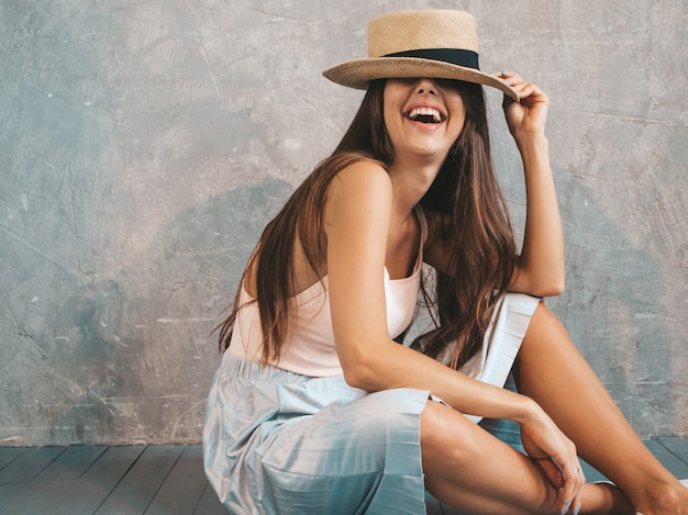 Foto gratuita joven hermosa mujer sonriente mirando. chica de moda en ropa casual de verano.