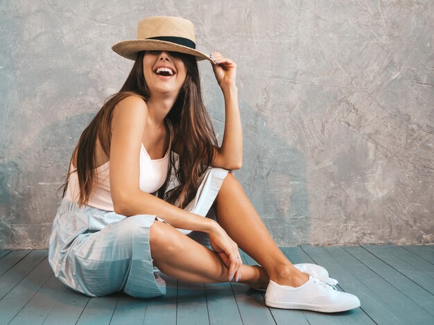 Joven hermosa mujer sonriente mirando. Chica de moda en ropa casual de verano.