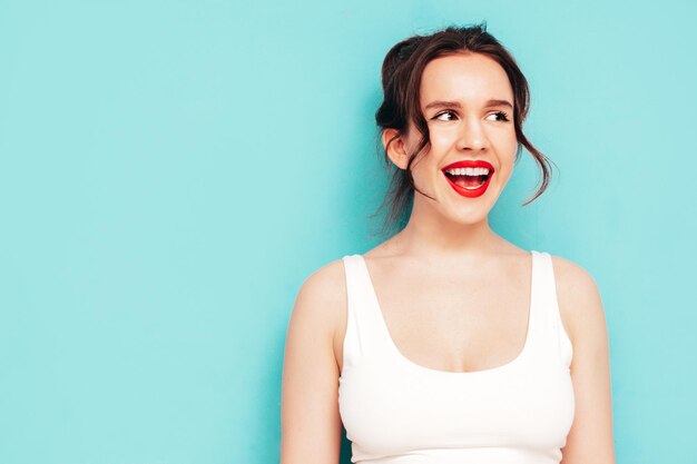 Joven hermosa mujer sonriente en ropa de falda amarilla de verano de moda Mujer sexy despreocupada posando junto a la pared en el estudio Modelo positivo divirtiéndose Alegre y feliz Aislado