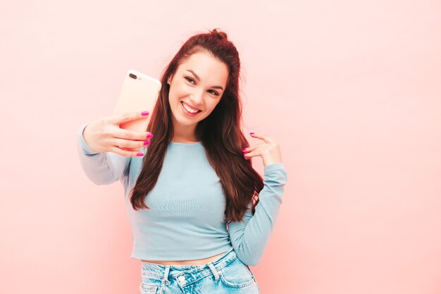 Joven hermosa mujer sonriente en ropa de moda de verano hipster