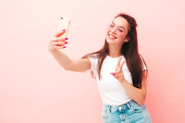 Joven hermosa mujer sonriente en ropa de moda de verano hipster