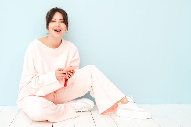 Joven hermosa mujer sonriente en ropa de moda de verano rosa